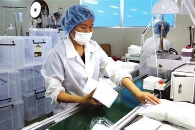 工人趕制防護口罩 無紡布口罩的生產(chǎn)一線